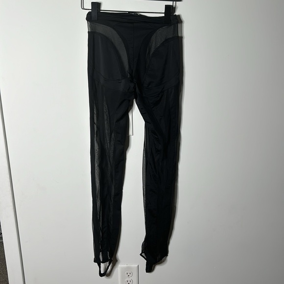 BLACK PANELED MESH HIGH RISE LEGGINGS - Picture 3 of 4